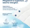 A close-up of a white quilted blanket with text overlays highlighting product features. Produktbild-Vorschau
