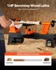 A person is using a wood lathe to shape a piece of wood. The background is a workshop setting with wood shavings on the floor. There is also a graphic at the bottom indicating suitability for softwoods. Anteprima dell’immagine prodotto