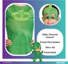 A collage of images showcasing a child's Gekko costume from PJ Masks, including a full jumpsuit, a mask, and descriptive text about the product's features. Anteprima dell’immagine prodotto