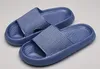 Paar blaue Comfort-Slides mit strukturierten Riemen und Fußbetten, aus leicht erhöhtem Winkel gezeigt Anteprima dell’immagine prodotto