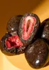 A close-up of freeze-dried strawberries covered in dark chocolate. Produktbild-Vorschau