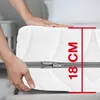A person's hands are shown holding a white mattress, with a red graphic indicating the height of the mattress. Produktbild-Vorschau