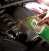 A hand is pouring Castrol Edge motor oil into a car engine. Produktbild-Vorschau