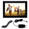 A digital photo frame displaying a family photo, with its accessories laid out below. Produktbild-Vorschau