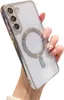A hand holding a clear phone case with a silver magnetic ring on the back. Anteprima dell’immagine prodotto