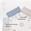 Close-up view of a baby playmat with pastel-colored animal prints and text overlays highlighting features. Produktbild-Vorschau