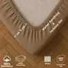 Close-up of a fitted sheet corner with text overlays and icons. Produktbild-Vorschau