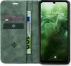 A green flip-style phone case with card slots and a phone inside showing the lock screen. Produktbild-Vorschau