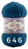 A ball of blue yarn with a label. Produktbild-Vorschau