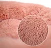 A close-up view of the fluffy texture of a pink dog bed. Anteprima dell’immagine prodotto