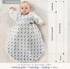 A baby is lying on a textured surface, wearing a patterned sleeping bag. A diagram illustrates how to measure for the correct size. Produktbild-Vorschau
