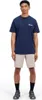 Mann trägt ein navyblaues T-Shirt von Berghaus mit Logo auf der Brust; kombiniert mit hellen Shorts und Sneakers. Produktbild-Vorschau