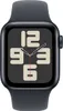 A close-up shot of an Apple Watch SE with a dark gray band and a dark gray watch face displaying a clock. Voir les images du produit