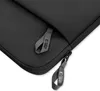 A close-up view of a black laptop bag, showing the zipper and a branded pull tab. Anteprima dell’immagine prodotto