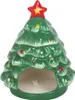 A ceramic Christmas tree shaped oil burner with a red star on top and colorful baubles. Voir les images du produit