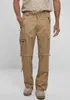A man wearing khaki cargo pants with removable legs. Anteprima dell’immagine prodotto