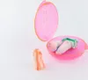 A pink plastic case with earplugs inside and one earplug next to it. Produktbild-Vorschau