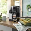 A De'Longhi coffee machine on a kitchen counter with coffee cups and pastries. Produktbild-Vorschau