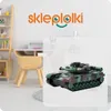 A toy tank is displayed in front of a child's desk and bookshelf, with a logo in the background. Anteprima dell’immagine prodotto