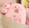 A close-up view of several pink plush toys, resembling bears or capybaras, nestled together under a beige blanket. Anteprima dell’immagine prodotto