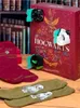 A Harry Potter themed advent calendar box with socks displayed in front of it, set against a bookshelf background. Produktbild-Vorschau