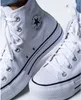 A close-up view of two white Converse Chuck Taylor All Star high-top sneakers. Anteprima dell’immagine prodotto