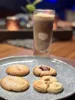 A plate of cookies and a glass of iced coffee on a table. Anteprima dell’immagine prodotto