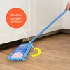 A blue mop with a chenille cover is shown on a wooden floor, next to white cabinets. An orange circle with German text is overlaid on the image, highlighting a feature of the mop. Anteprima dell’immagine prodotto