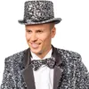 Ein Mann trägt einen silbernen Pailletten-Zylinder sowie eine silbern funkelnde Kostümjacke mit passender Paillettenfliege. Der Zylinderhut wird als glamouröses Accessoire für Feierlichkeiten gezeigt. Produktbild-Vorschau