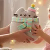 Pusheen Pluszowa Maskotka Kot w Zimowym Szaliku i Czapce Podgląd zdjęcia produktu 5