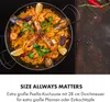 A close-up overhead view of a paella dish in a pan, with text overlay describing its size. Produktbild-Vorschau