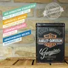 A vintage-style Harley-Davidson tin box is displayed against a brick wall background, with descriptive text overlays on the left. Produktbild-Vorschau
