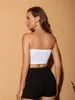 Frau trägt ein weißes geripptes Tube-Top und schwarze Shorts, von hinten und von der Seite gesehen Náhľad obrázku produktu