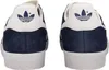 The back view of two navy blue Adidas sneakers with white accents and the Adidas logo on the heel. Produktbild-Vorschau