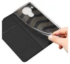 A hand is shown peeling the protective film off a phone case with a wavy pattern. Produktbild-Vorschau