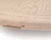 A close-up view of the wood grain and texture of a round wooden cutting board. Produktbild-Vorschau