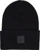 A black beanie with a black square patch with the BOSS logo on it. Voir les images du produit