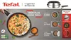 A cooking pan with food inside, along with various icons and text highlighting its features and benefits. Voir les images du produit