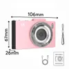 A pink digital camera with dimensions indicated by measurement lines and text. Produktbild-Vorschau