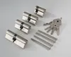 A set of four cylinder locks and five keys are laid out on a light gray surface. Produktbild-Vorschau