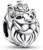 A silver charm shaped like a lion's head wearing a crown. Produktbild-Vorschau