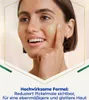 A woman is applying a skincare product to her face. Anteprima dell’immagine prodotto