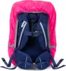 The back of a blue backpack with a bright pink rain cover. The backpack has adjustable straps and buckles. Produktbild-Vorschau
