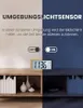 A digital clock is shown on a shelf, demonstrating its ambient light sensor feature in both light and dark environments. Produktbild-Vorschau