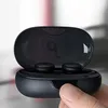 A hand holding a black charging case with two black earbuds inside. Produktbild-Vorschau