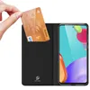 A hand inserts a credit card into a phone case that also holds a smartphone. Produktbild-Vorschau