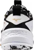 The back view of a white and black Mizuno handball shoe with a gold logo. Voir les images du produit