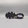 The sole of a New Balance sneaker is shown against a plain gray background. Voir les images du produit