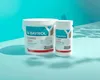 Two containers of pool cleaning product are displayed on a light blue surface with a turquoise background. Produktbild-Vorschau