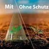 A split image showing a plant protected by a clear cone on the left and a plant being eaten by a snail and caterpillar on the right, with text indicating 'Mit' (with) and 'Ohne Schutz' (without protection). Produktbild-Vorschau